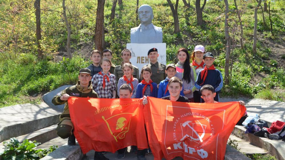 Севастопольские комсомольцы и пионеры привели в порядок памятник В.И. Ленину