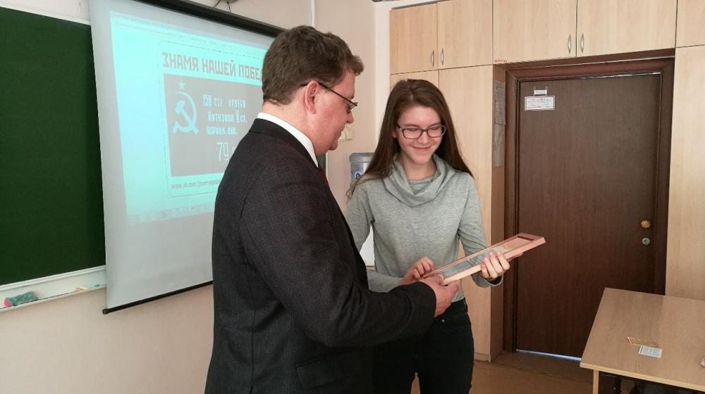 Первый секретарь Самарского обкома КПРФ Алексей Лескин наградил участников конкурса «Молодёжь о стране Октября»