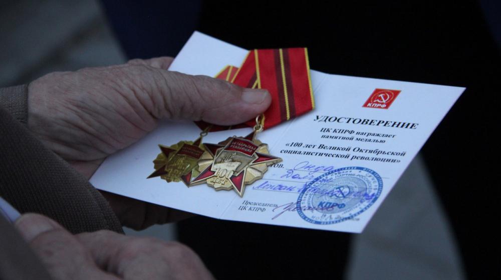 Кызылские коммунисты поздравили заслуженного юбиляра Тувы Долчун Лопсан-Шыыраповну с 85-летием