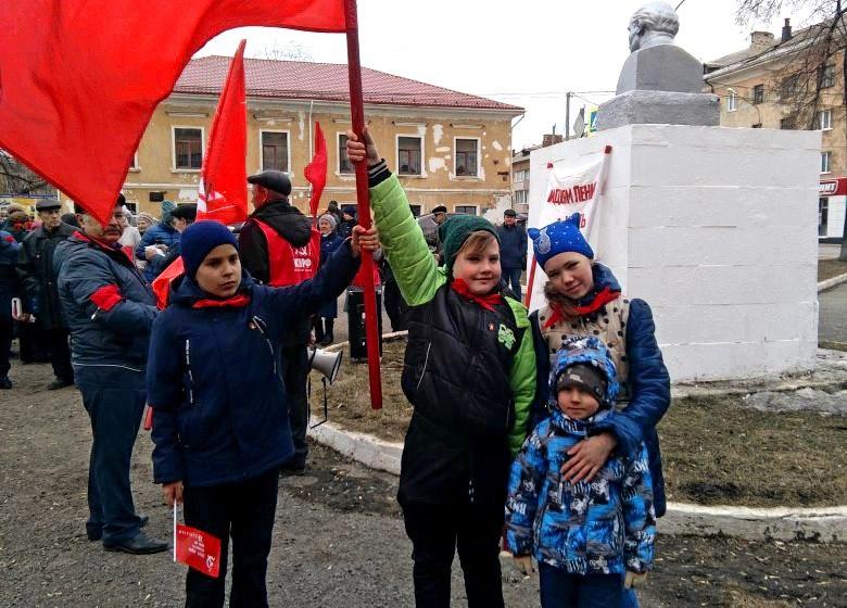 Свердловская область. Коммунисты Алапаевска ко дню рождения Ленина возродили пионерскую организацию