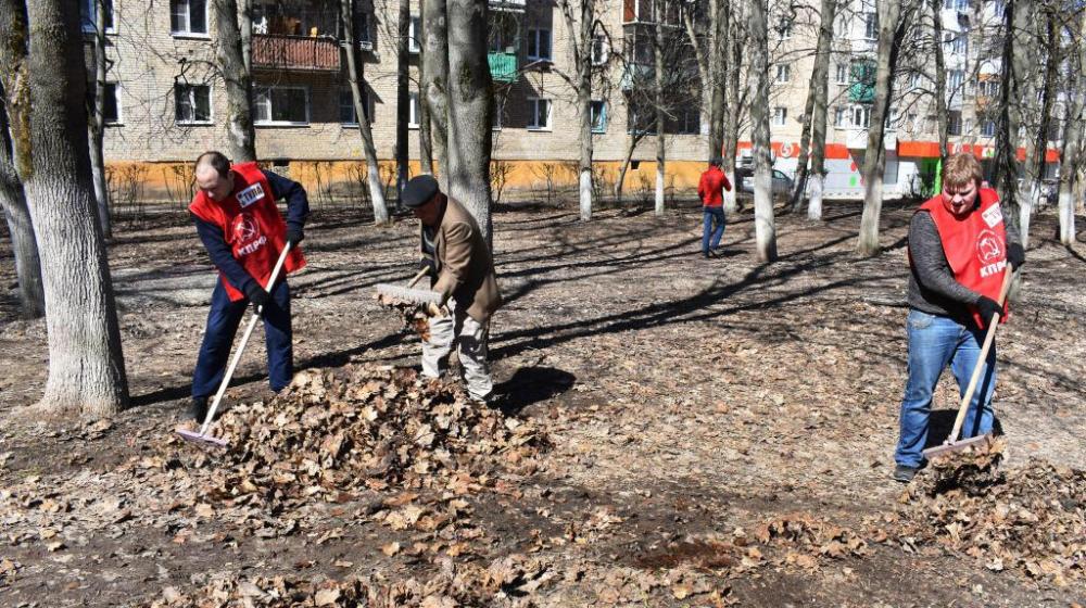 Тульская область. Щекинские коммунисты провели субботник в Сквере Космонавтов