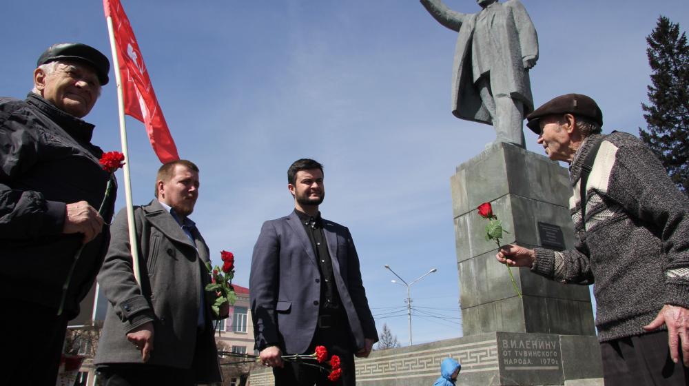 Кызылские коммунисты возложили цветы к памятнику В.И. Ленина