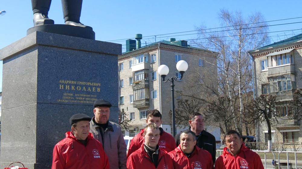 Коммунисты Чувашии отметили День космонавтики возложением цветов к памятникам Ю.А. Гагарину и А.Г. Николаеву в Чебоксарах