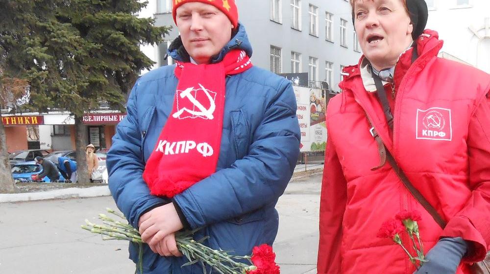 Ивановские коммунисты и представители левых объединений возложили цветы к памятнику В.И. Ленину