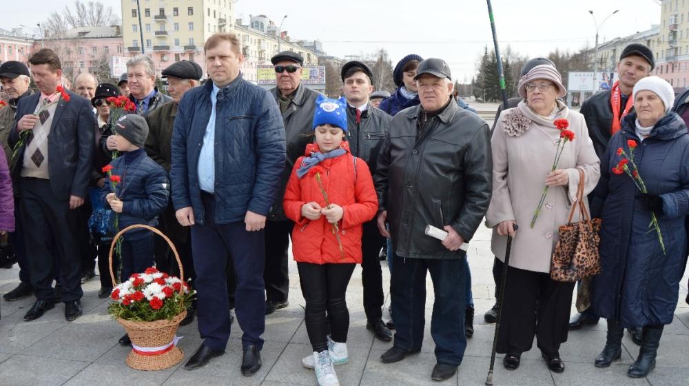 Алтайский край. Барнаульские коммунисты и комсомольцы провели торжественный митинг в честь 148-й годовщины В.И. Ленина