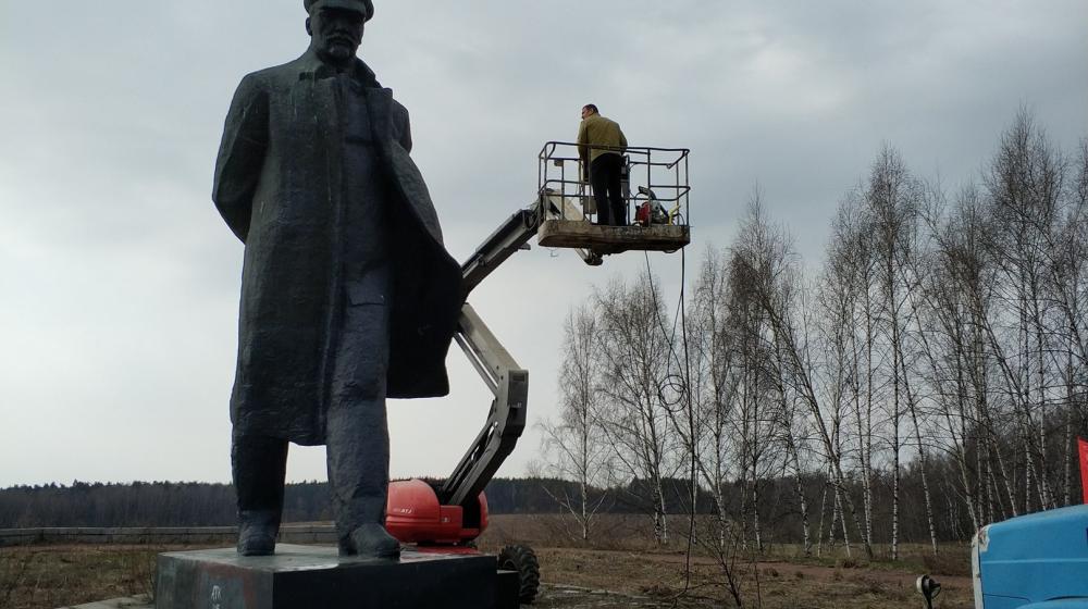 Московская область. Коммунисты Ленинского района провели субботник у монумента Шагающий Ленин
