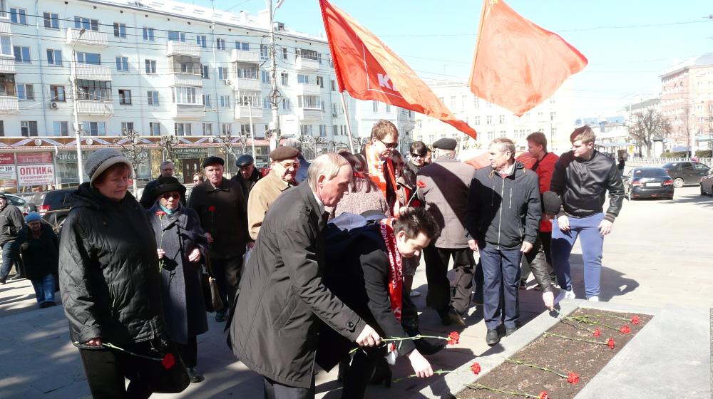 «Без советской власти – не было космоса!» Рязанские коммунисты возложили цветы к памятнику К.Э. Циолковскому