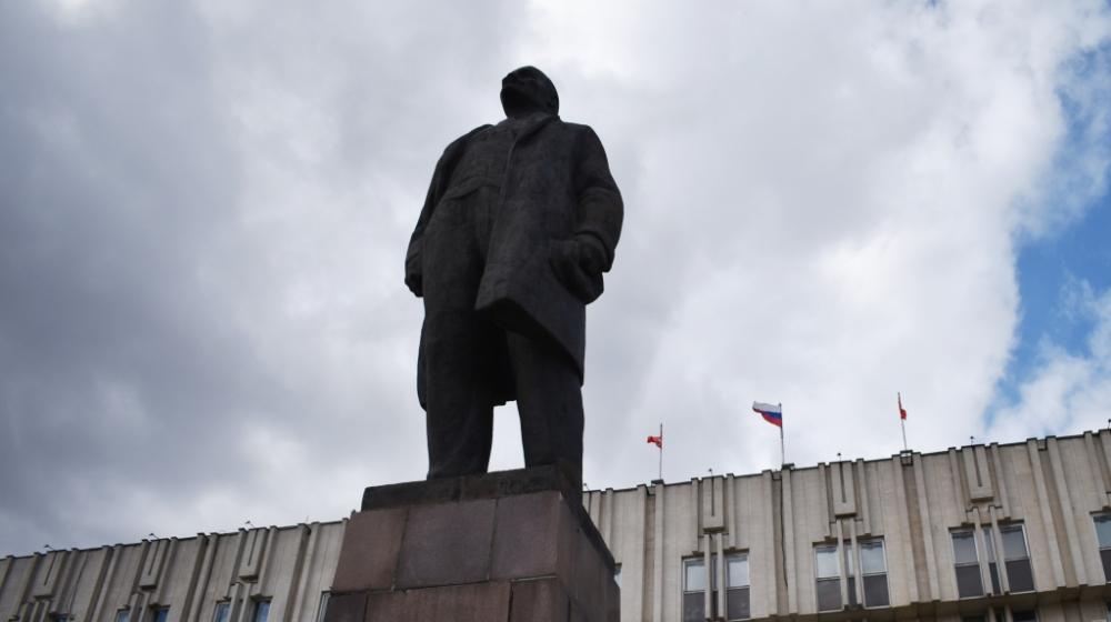 Тульские коммунисты возложили цветы к памятнику Ленину