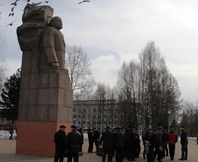 Республика Коми. Коммунисты Сыктывкара возложили цветы памятнику Владимиру Ленину