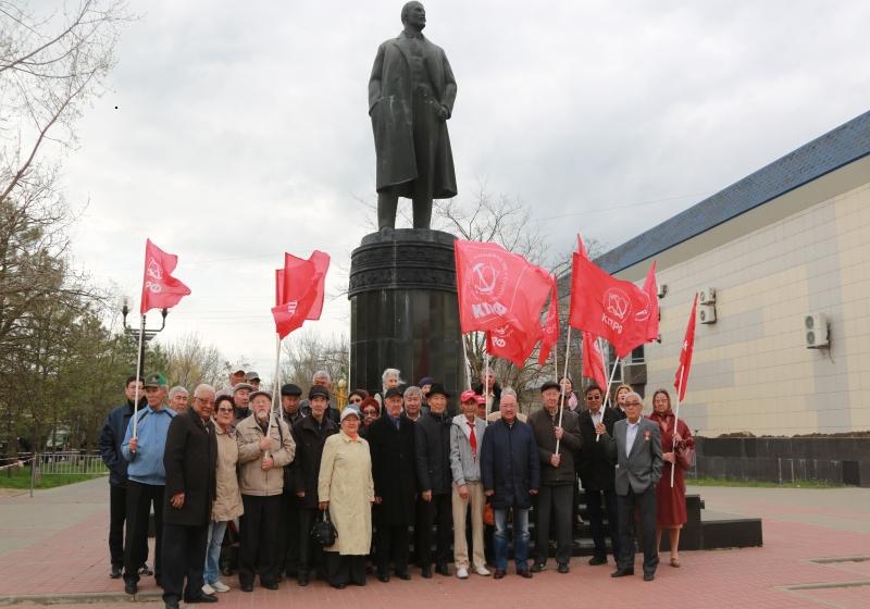 Республика Калмыкия. Цветы для вождя и учителя