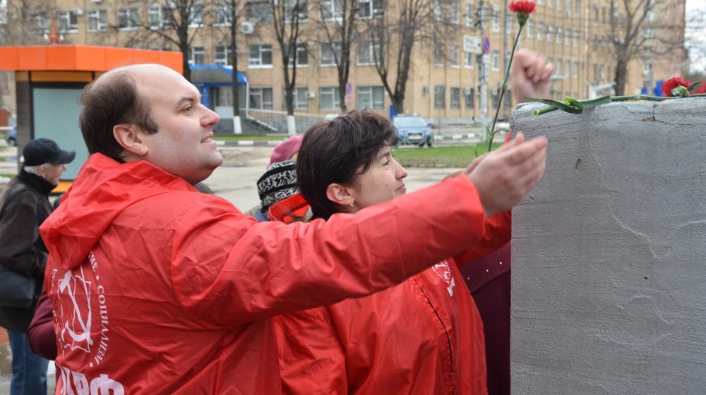 Коммунисты и комсомольцы Железнодорожного района Рязани возложили цветы к памятнику В.И. Ленину и провели Ленинские беседы