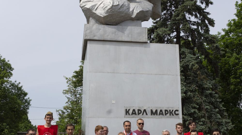 Краснодар. В честь 200-летия со дня рождения К. Маркса состоялись конференция ученых РУСО, молодежный дискуссионный клуб и возложение цветов к памятнику мыслителю-революционеру