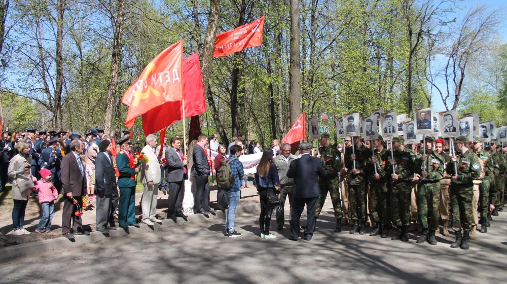Коммунисты Псковской области участвовали в демонстрации в честь Дня Победы