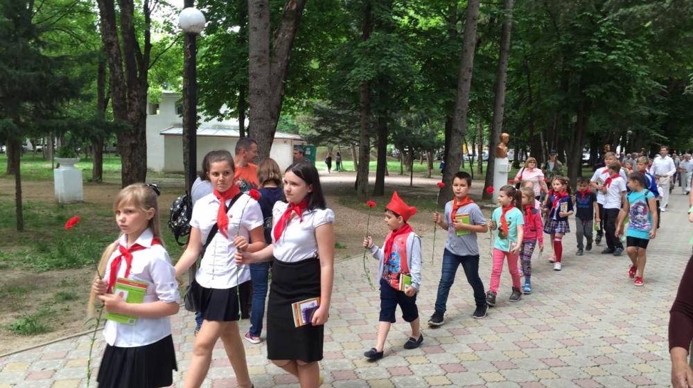 В Симферополе на Аллее пионеров-героев состоялась торжественная
