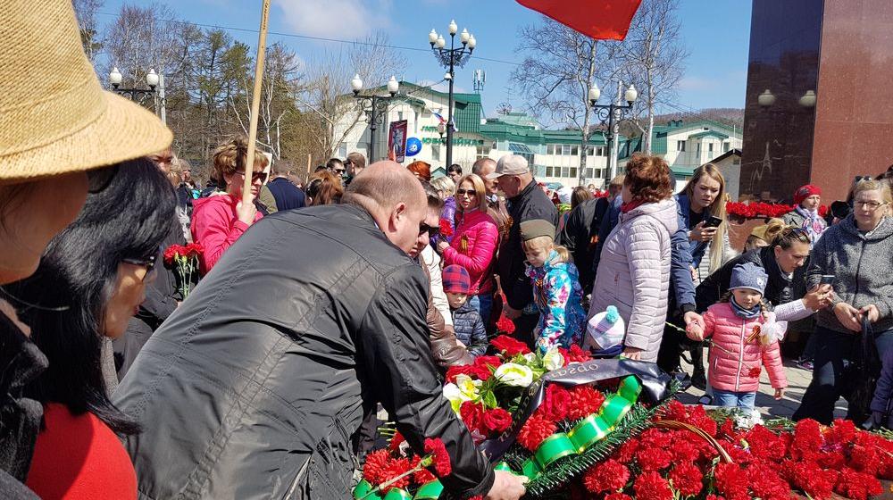 Сахалинские коммунисты в колонне "Бессмертного полка"