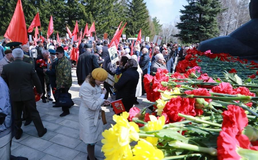 Омские коммунисты в День Победы провели шествие и митинг