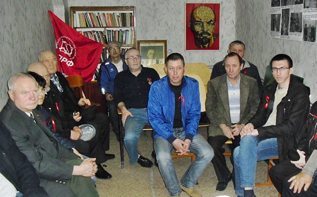 Татарстан. В честь Дня Победы коммунисты и сторонники КПРФ возложили венок к Вечному огню города Азнакаево