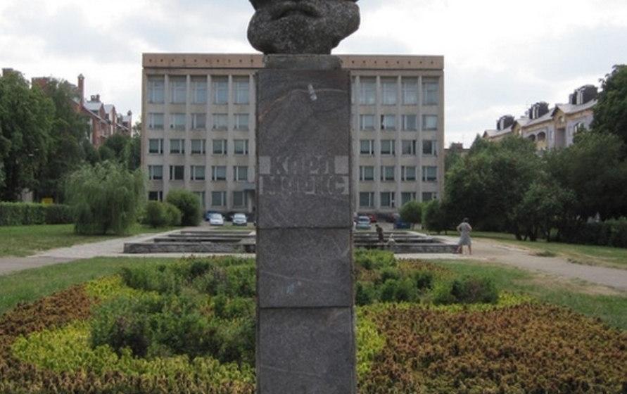 Смоленский Комсомол провел акцию в день 200-летнего юбилея Карла Маркса