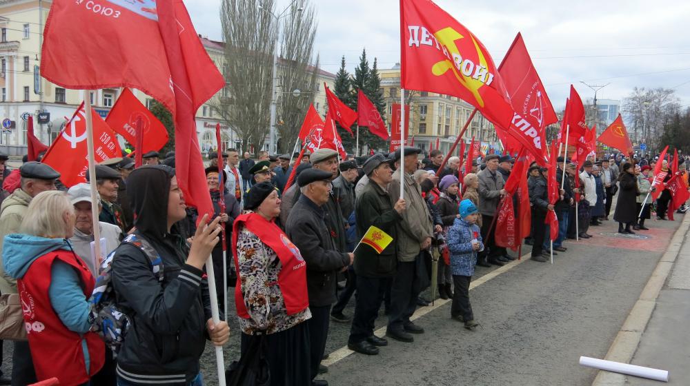 Первого мая знамена КПРФ украсили улицы Чебоксар
