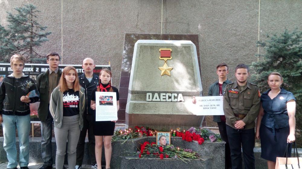 "Не забудем! Не простим!". Севастопольские комсомольцы почтили память погибших в одесском Доме профсоюзов