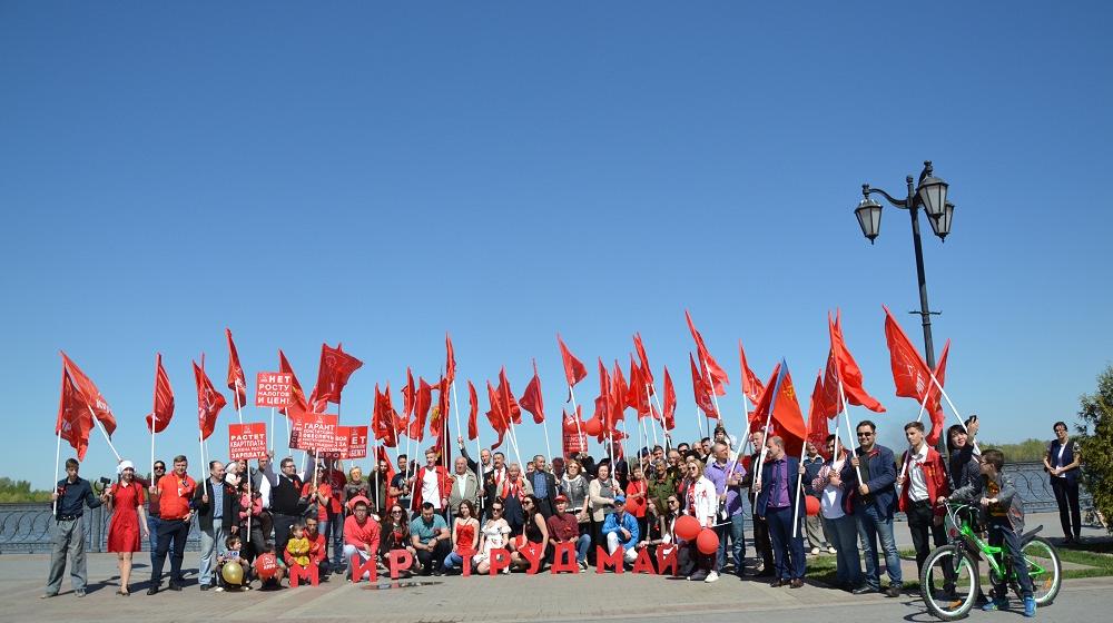 Астраханские коммунисты приняли участие в общегородском первомайском митинге
