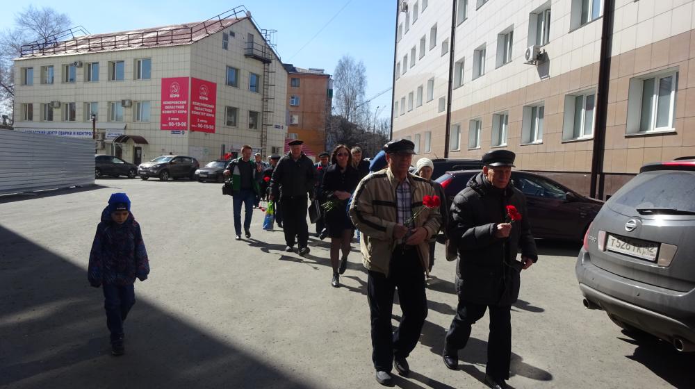 Коммунисты Кузбасса в 40-й день после трагедии в «ТЦ Зимняя Вишня» возложили цветы к народному мемориалу погибшим