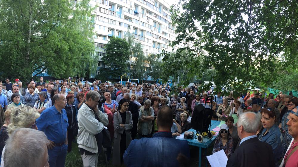 Депутат Госдумы Денис Парфенов: В Москве, в районе Бибирево провели встречу против автострады под окнами 