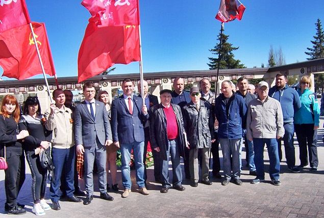 Казань. 9 мая в парке Победы коммунисты возложили цветы  к Вечному огню