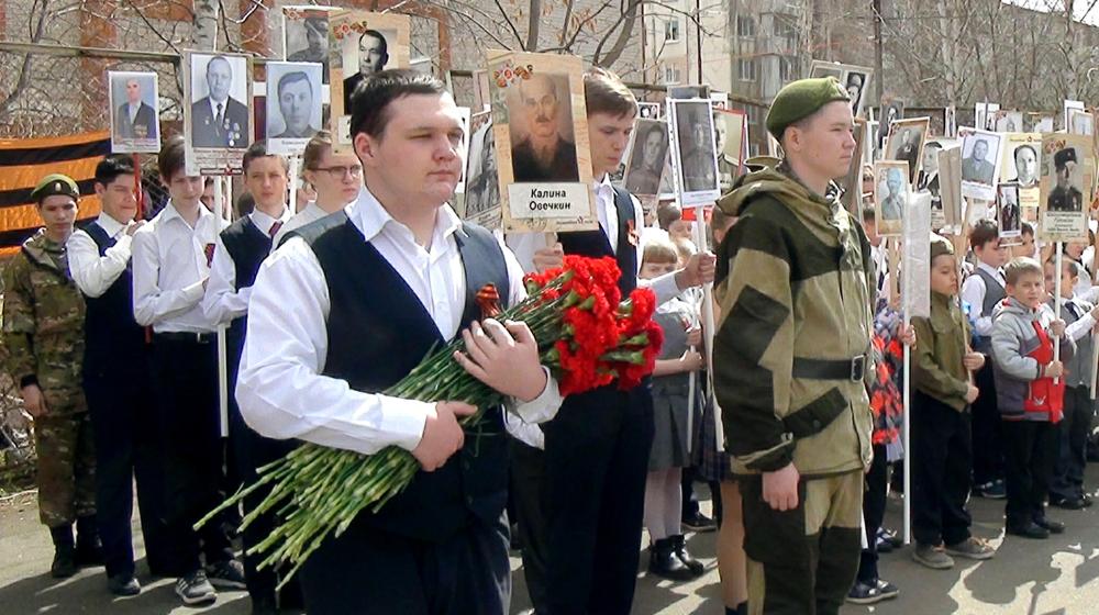 Удмуртская Республика. Коммунисты Ижевска передали школьным дружинам копию знамени Победы