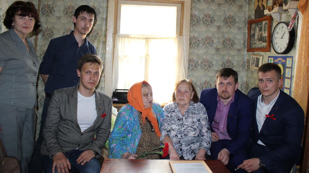 Комсомольцы Воронежа при поддержке депутата Госдумы Сергея Гаврилова поздравили ветеранов Великой Отечественной с Днем Победы