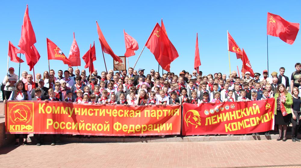 Коммунисты возложили цветы к Вечному огню на площади Славы в Самаре в честь Дня Победы 