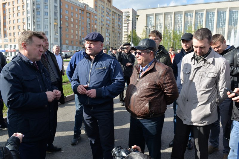 «Не забудем, не простим эти цены на бензин» - пикет коммунистов и перевозчиков прошел в Новосибирске