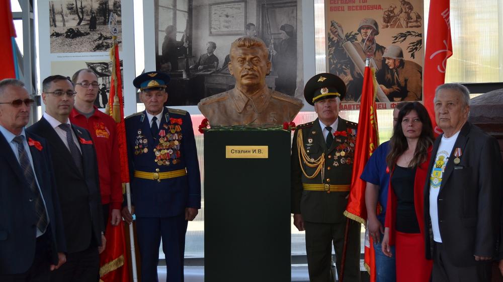 Коммунисты Оренбурга почтили память павших воинов