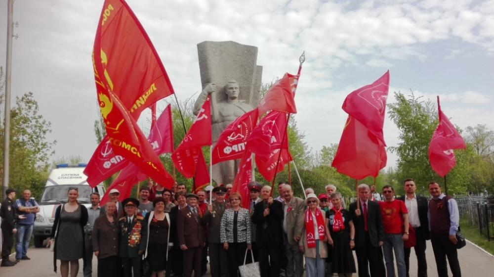 Саратовские коммунисты приняли участие в памятном мероприятии на Воскресенском мемориальном кладбище