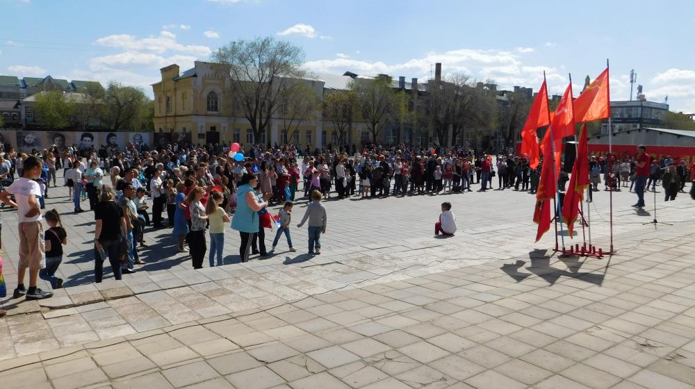 В День Победы оренбургские коммунисты провели для горожан праздничный концерт