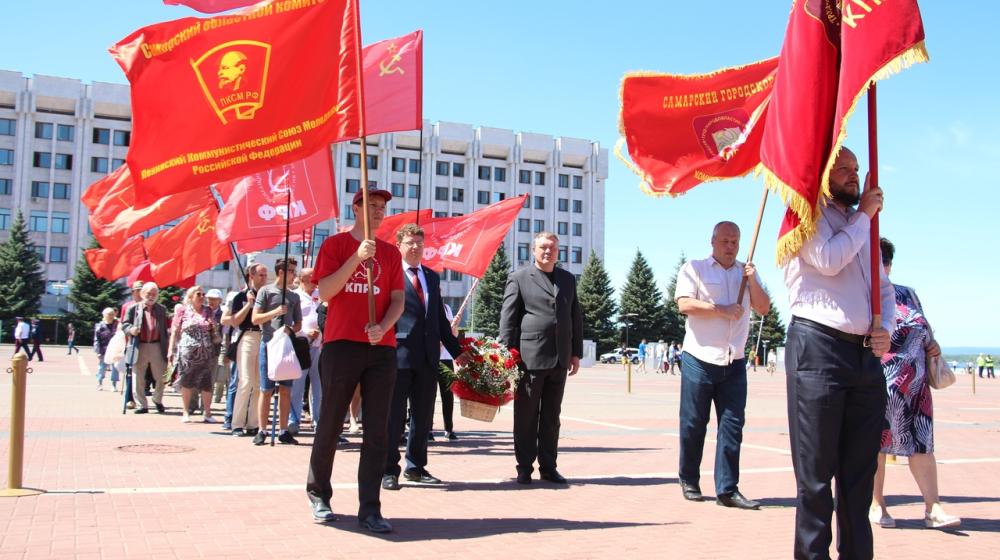 Самарские коммунисты возложили цветы к Вечному огню в память о погибших в Великой Отечественной войне