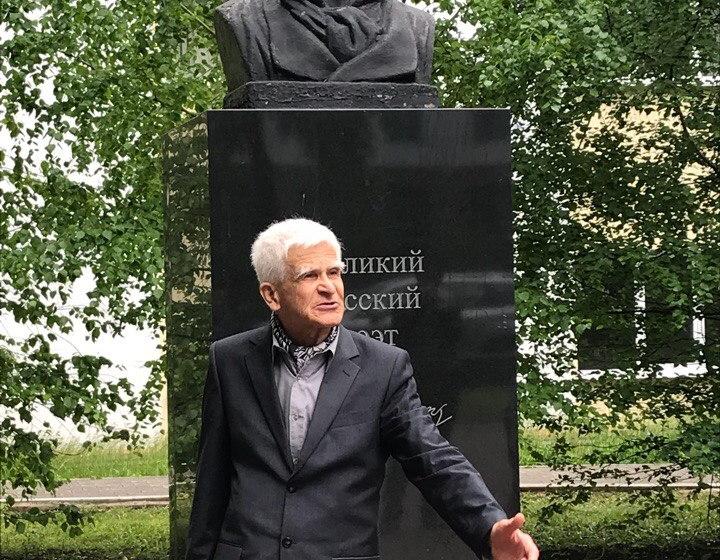 Башкирские коммунисты возложили цветы к памятнику А.С. Пушкину в Уфе