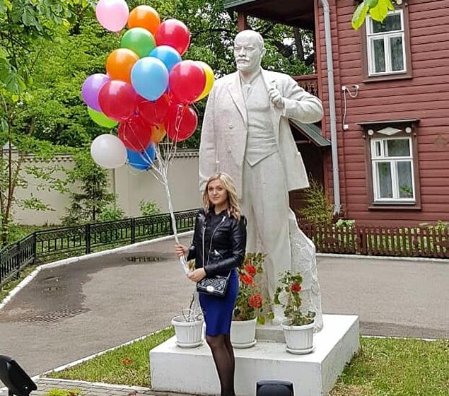 Казань. Депутаты-коммунисты Юрий Синельщиков  и Артём Прокофьев вручили подарки детям