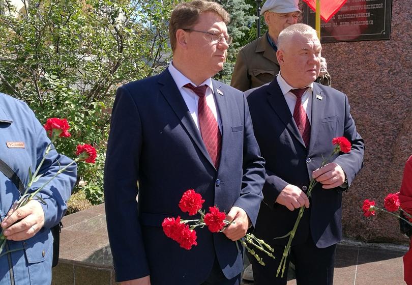 Самара. Коммунисты возложили цветы к памятнику борцов за Советскую власть