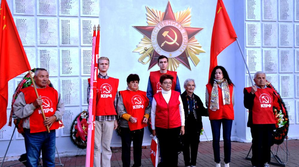 Коммунисты и комсомольцы почтили память героев Великой Отечественной войны 