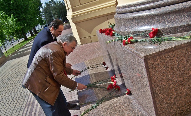 Казань. В День русского языка коммунисты возложили цветы к памятнику А.С. Пушкина