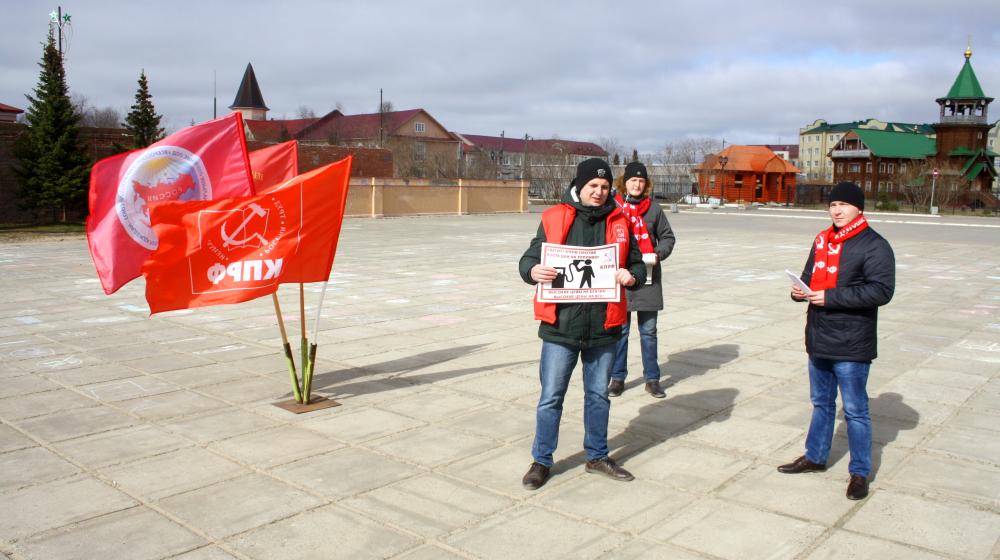 Ненецкие коммунисты провели пикет против повышения цен на топливо