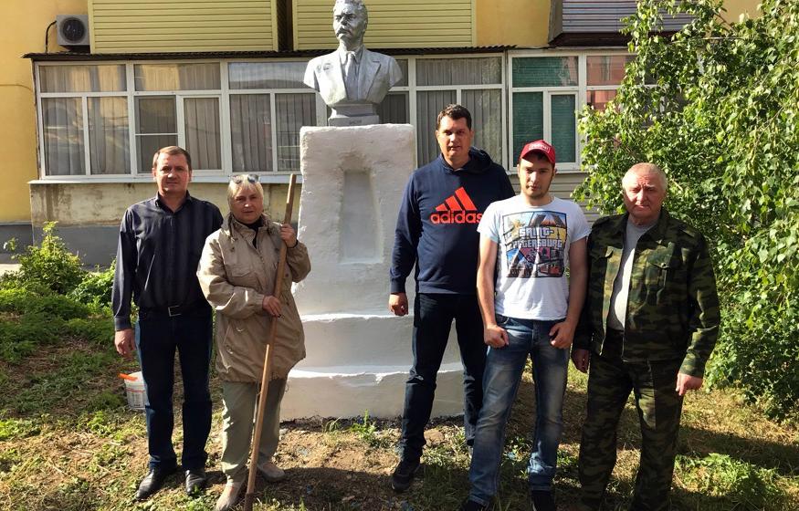 Тульские и ефремовские коммунисты отреставрировали памятник Максиму Горькому в городе Ефремове