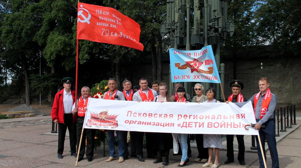 Псковские коммунисты участвовали в памятных мероприятиях в День памяти и скорби