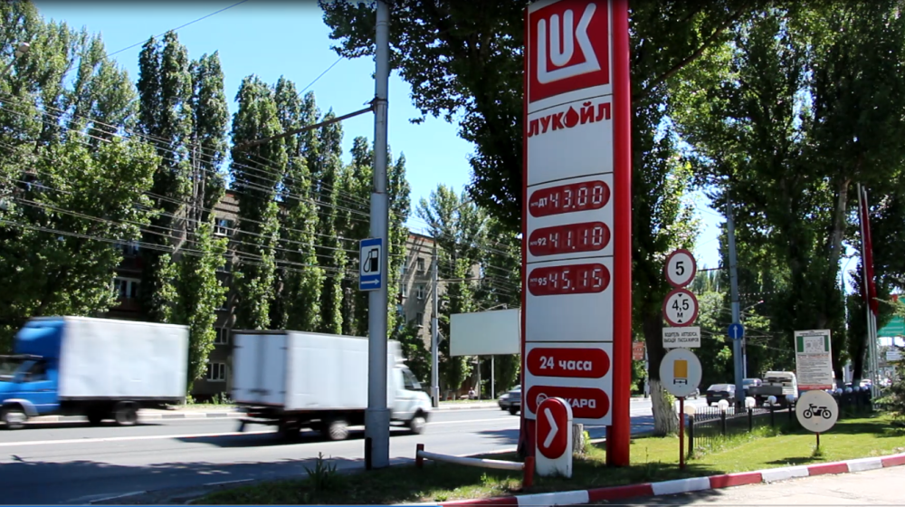 Рост цен на бензин: саратовские депутаты-коммунисты предлагают не сидеть, сложа руки