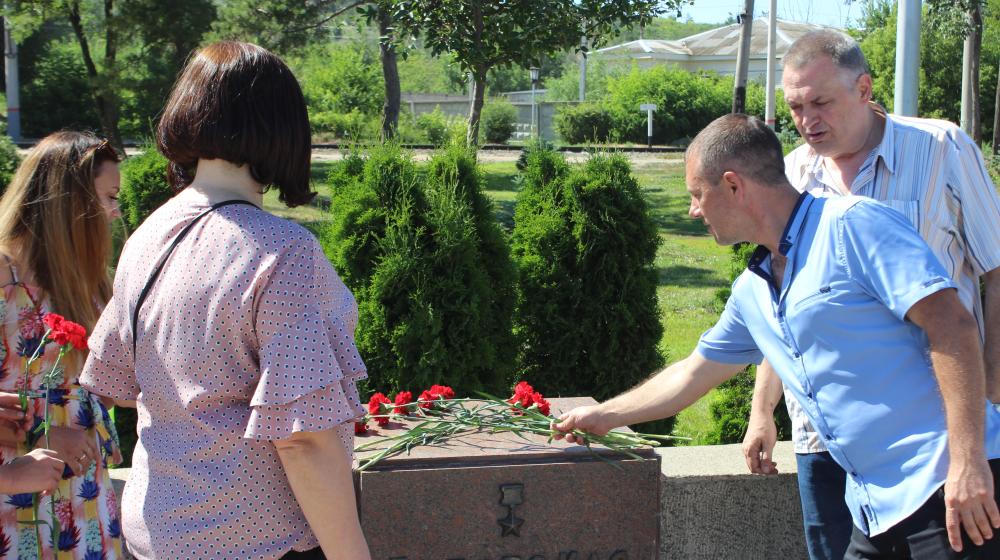 Сталинградские коммунисты возложили цветы в преддверии Дня памяти и скорби