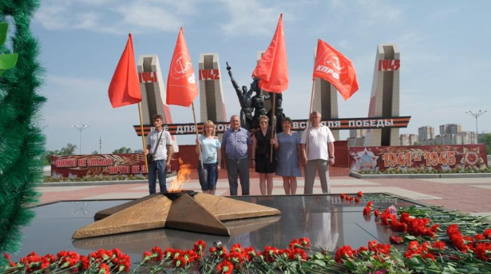 В День памяти и скорби коммунисты Читы возложили цветы к Вечному огню