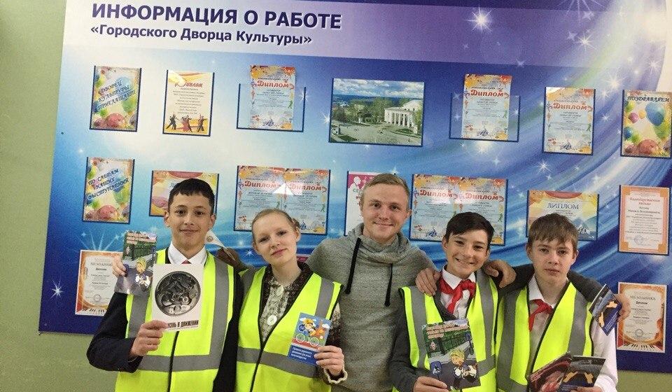 Пермский край. Пионеры - юные инспектора ГИБДД из города Александровска прилежно  изучают правила дорожного движения    
