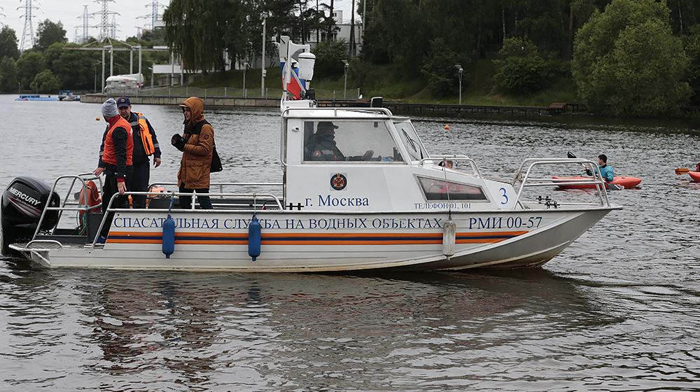 Спортклуб КПРФ провел соревнования по плаванию на открытой воде в городе Москве