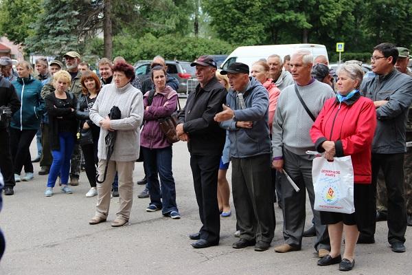 Новгородская область. Жители поселка Демянск пришли на митинг КПРФ за достойную жизнь